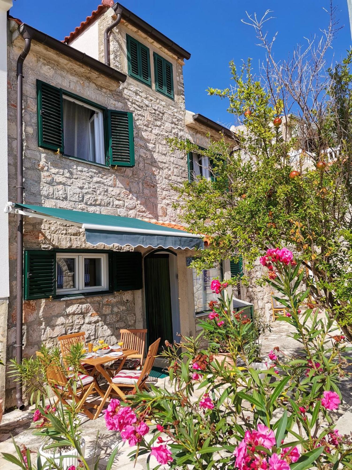 Charming Traditional Townhouse - Holiday Home Kata Jezera Luaran gambar